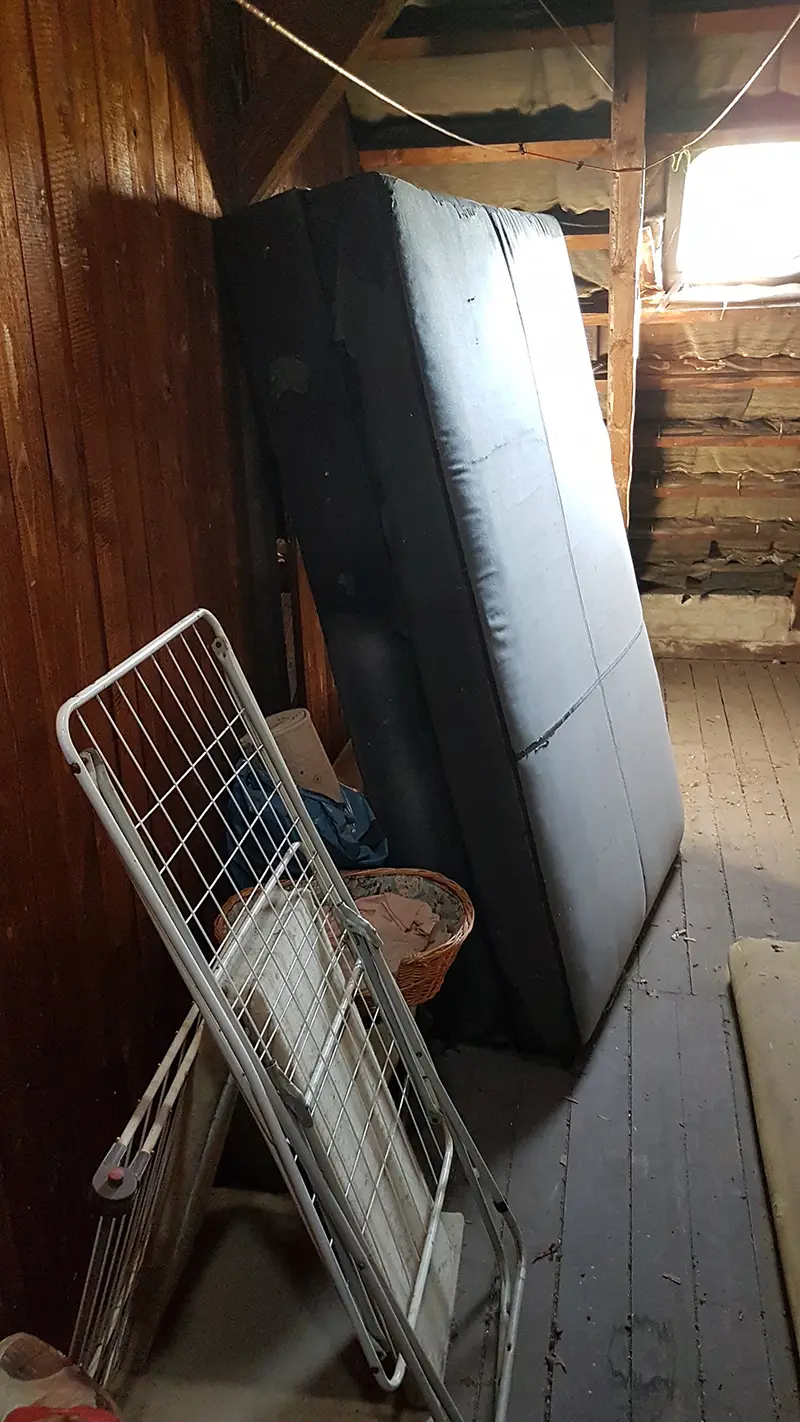Einsatzfoto: Dachboden mit Hausrat vor der Haushaltsauflösung